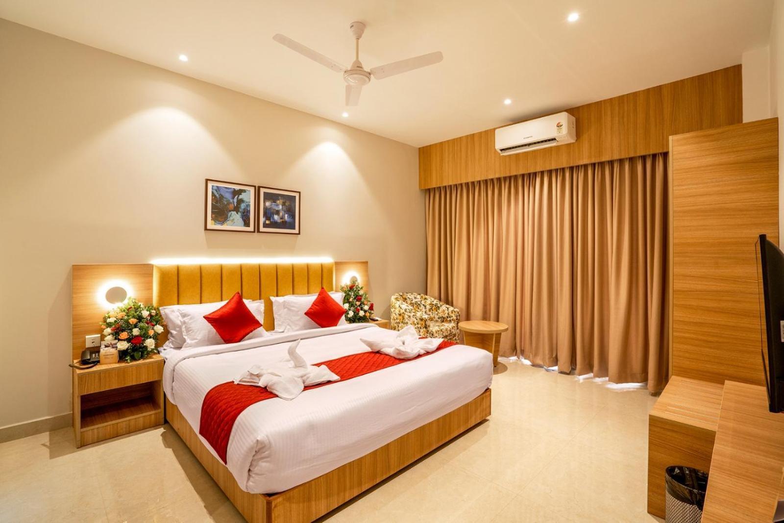 Hotel Grand Avenue Pambadi Exterior photo