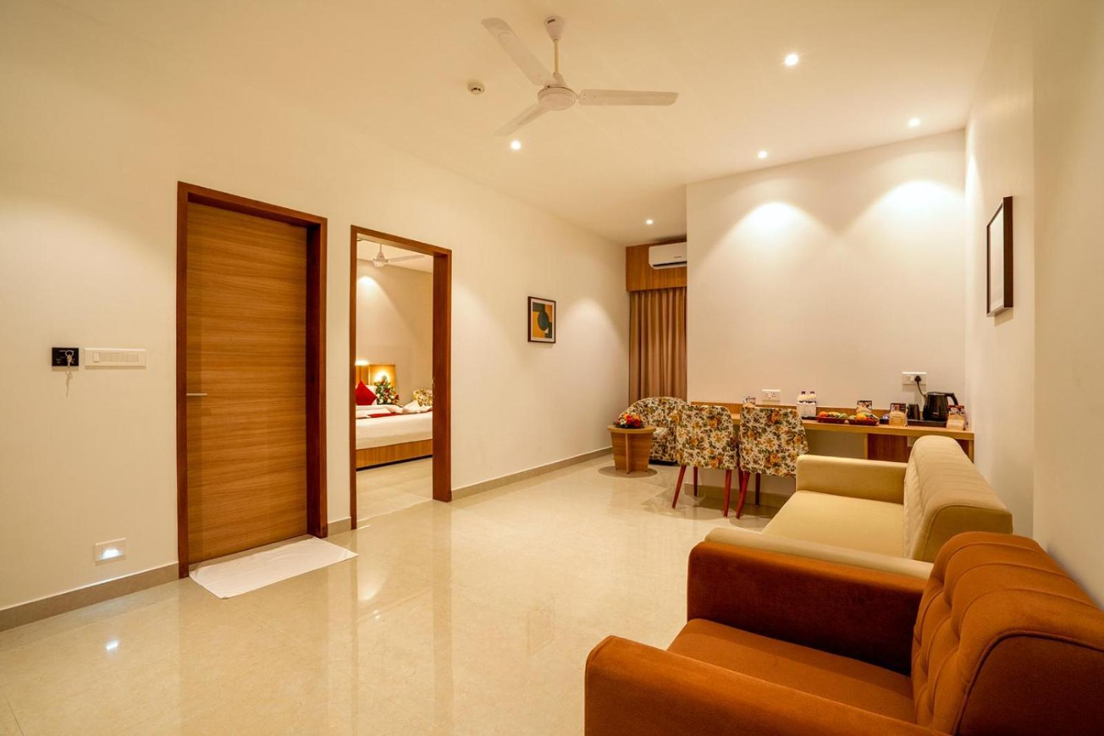 Hotel Grand Avenue Pambadi Exterior photo