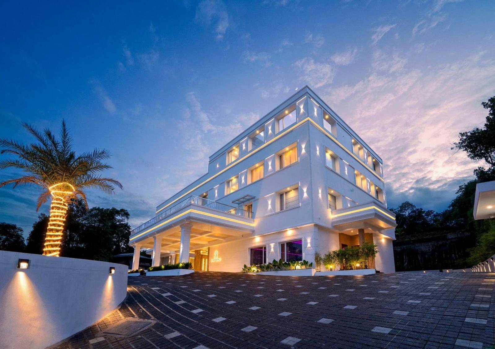 Hotel Grand Avenue Pambadi Exterior photo