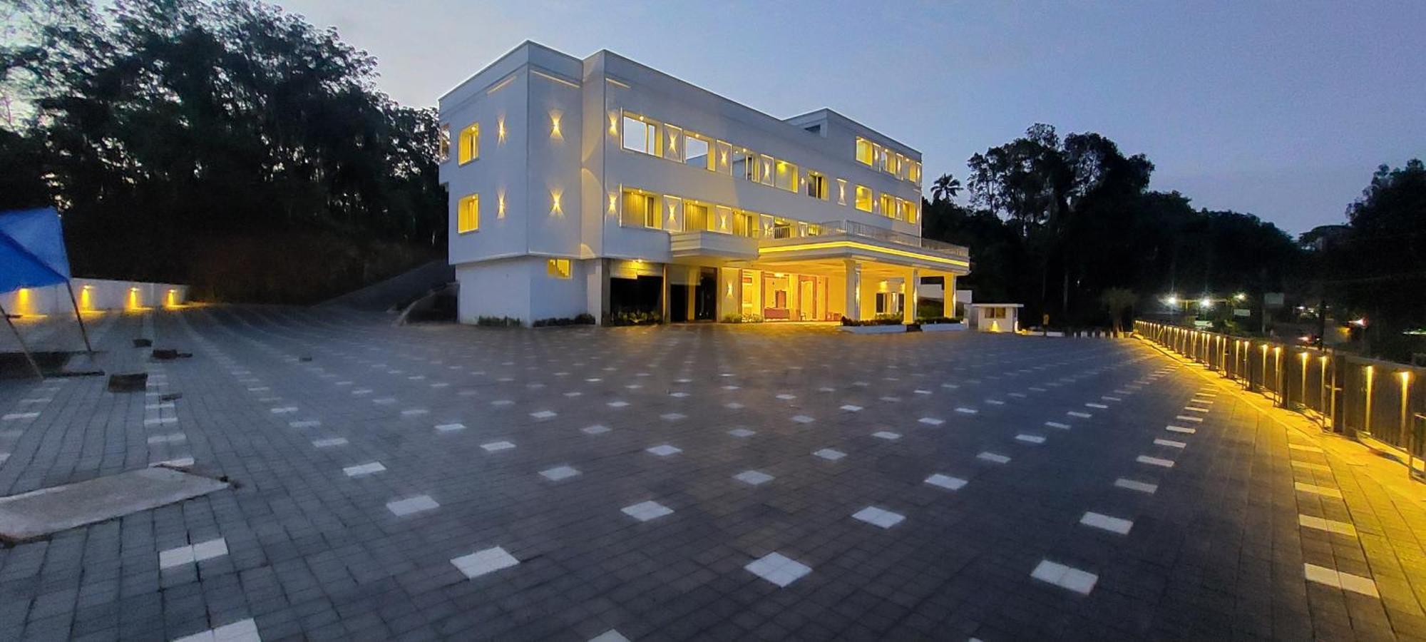 Hotel Grand Avenue Pambadi Exterior photo